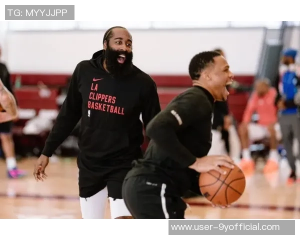 孙兴慜携快船定制球衣展现笑容梦幻联动引发球迷热议