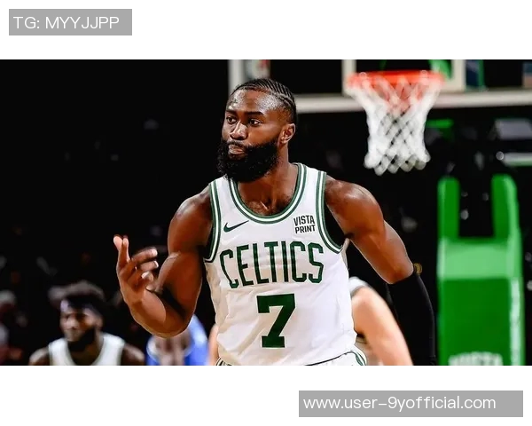 杰伦布朗全能表现31投12中砍下33分并贡献10篮板5助攻2抢断2盖帽